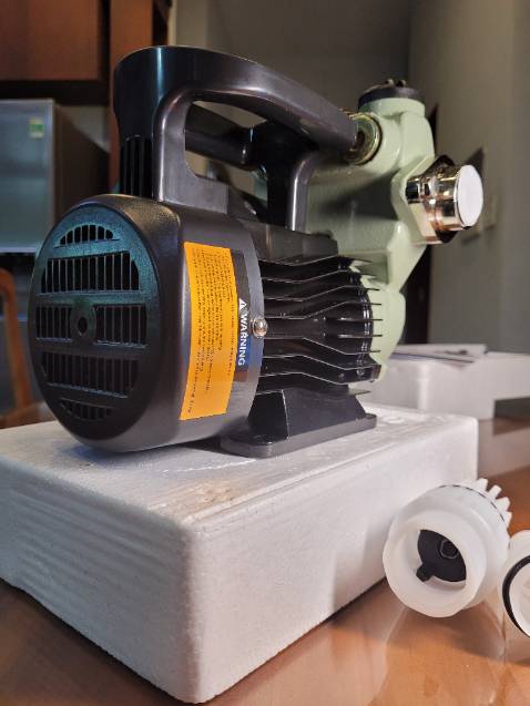 Máy chạy êm, nước mạnh hơn nhưng không nhiều lắm. Mình xem qua xem lại 2 bơm rồi chọn nhầm loại này không có tự ngưng khi khóa vòi. Sẽ bổ sung van tự động cho nó :-)