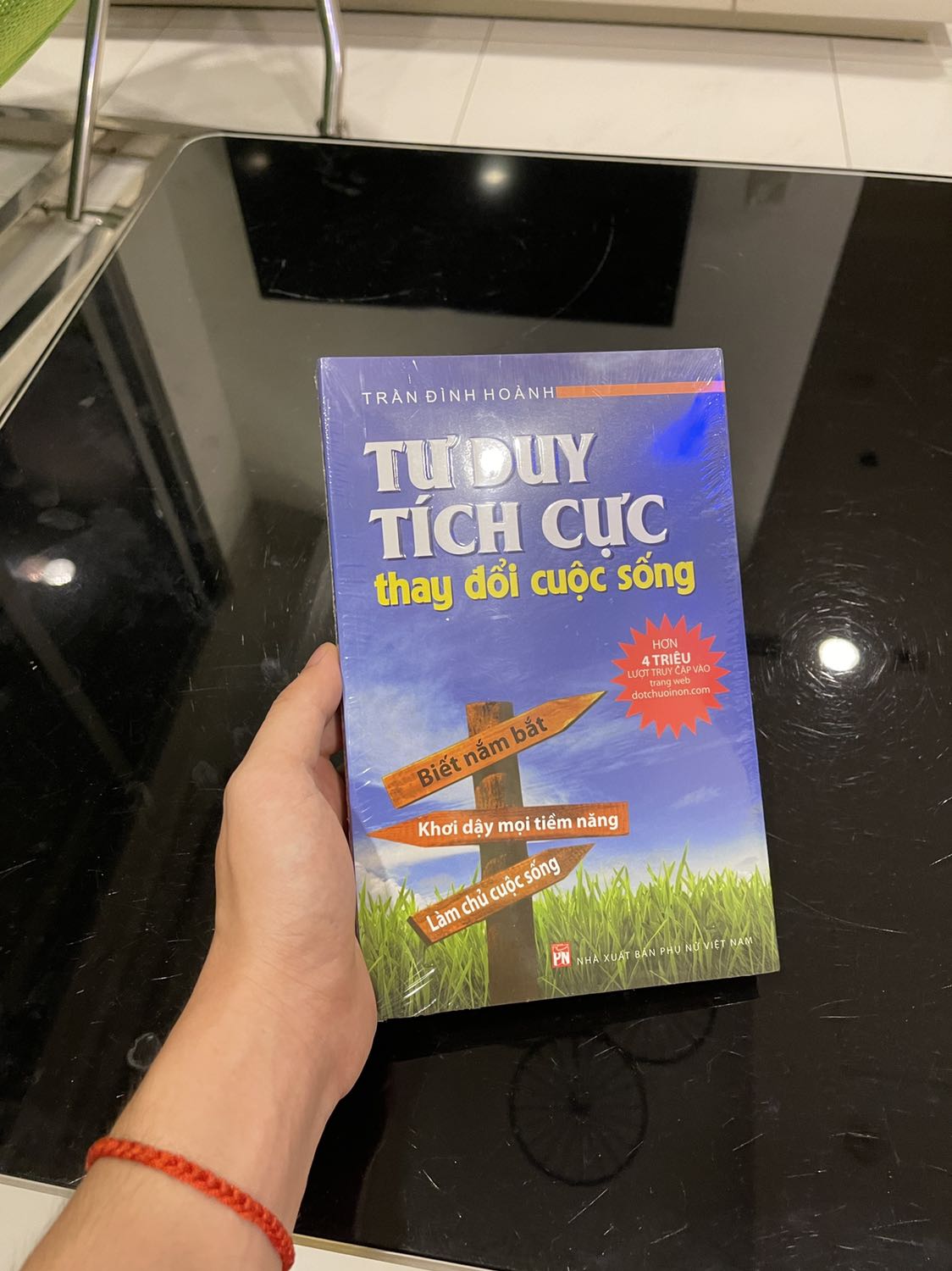 Giao hàng nhanh, gói hàng cẩn thận, sách còn mới cứng, được bọc seal kỹ càng. Sản phẩm tuyệt vời nhé mọi người!