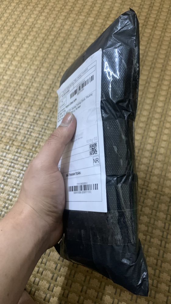 gang tay thiết kế đẹp, cảm ứng khá nhạy, đã kiểm tra chống nước nhưng không được như quảng cáo, mới đầu xả nước thấy khá là ok nhưng sau đó ngay lập tức bị ướt k phải nước qua chỗ kéo khoá nên mình nghĩ là đi mưa nhỏ thì cũng khá là ok