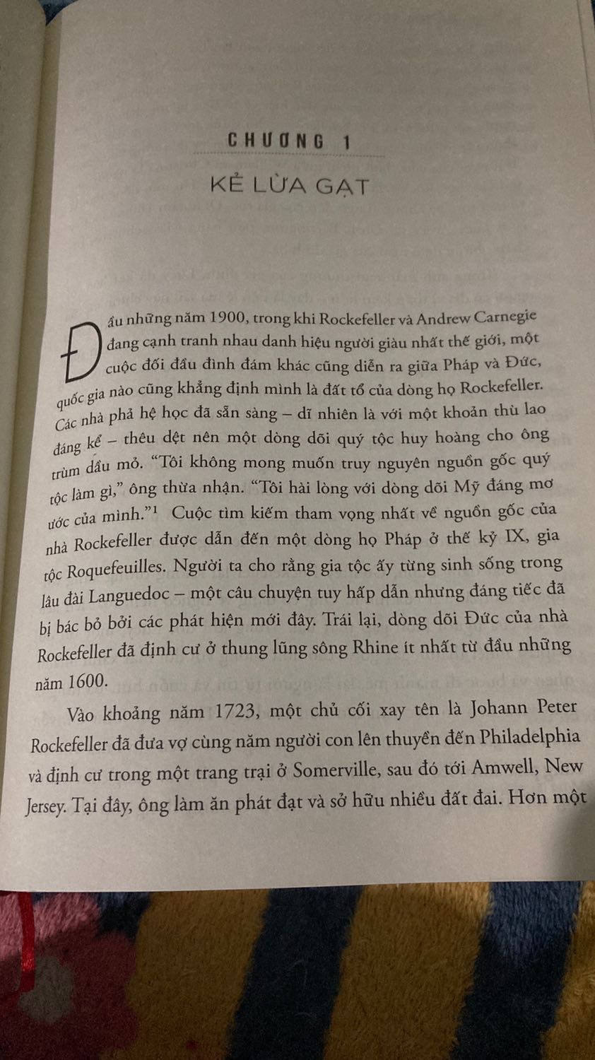 Một cuốn tiểu sử dài hơn 1000 trang, rất dày và nặng.
Sách được bọc kỹ và đẹp.

- Cuốn sách này thực sự mô tả rất chân thực con người chính xác của John D. Rockefeller.
- Tác giả Ron đã bóc rất kỹ và không có chút bias nào dành cho John hay Public.

Mình nghĩ sách này chỉ dành cho những bạn thực sự có tinh thần cởi mở đầu óc khi đọc sách vì rất dễ gây khó chịu lúc đọc do trong sách chứa những sự thật trái “đạo đức” thường thấy trong xã hội. 
Duy cho mình thì những gì ông làm cũng mang tính cải cách và lợi ích lâu dài cho cả ngành hơn... nhưng có hơi lố quá chăng.?

Best wishes!