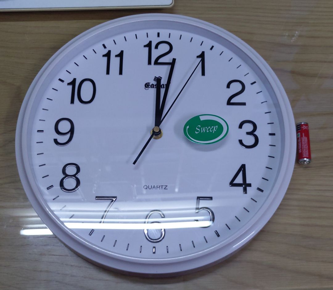 Hình thức đẹp đúng như quảng cáo, đóng gói trong hộp giấy rất cẩn thận. Có cả giấy bảo hành 12 tháng kèm theo, mình đã treo thử ngay khi nhận đc đồng hồ. Hy vọng sẽ chạy tốt.