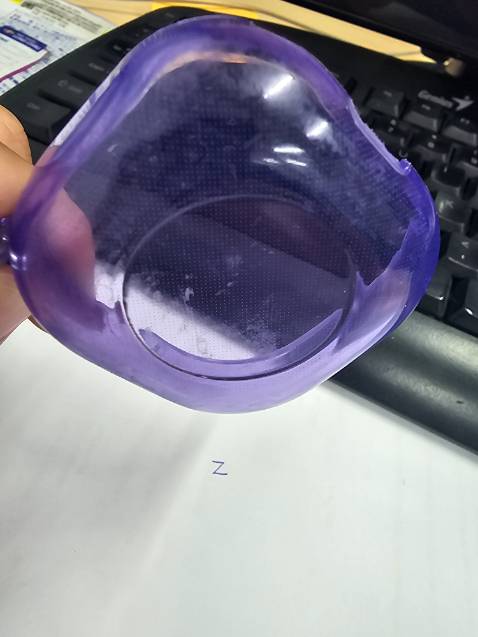 Có bụi bám trên ốp cả mặt trong và ngoài trông như là cũ đã dùng rồi, các viền vết cắt còn còn dư, chưa ôm khít hoàn toàn dù cố ấn để khít hơn, dễ bung