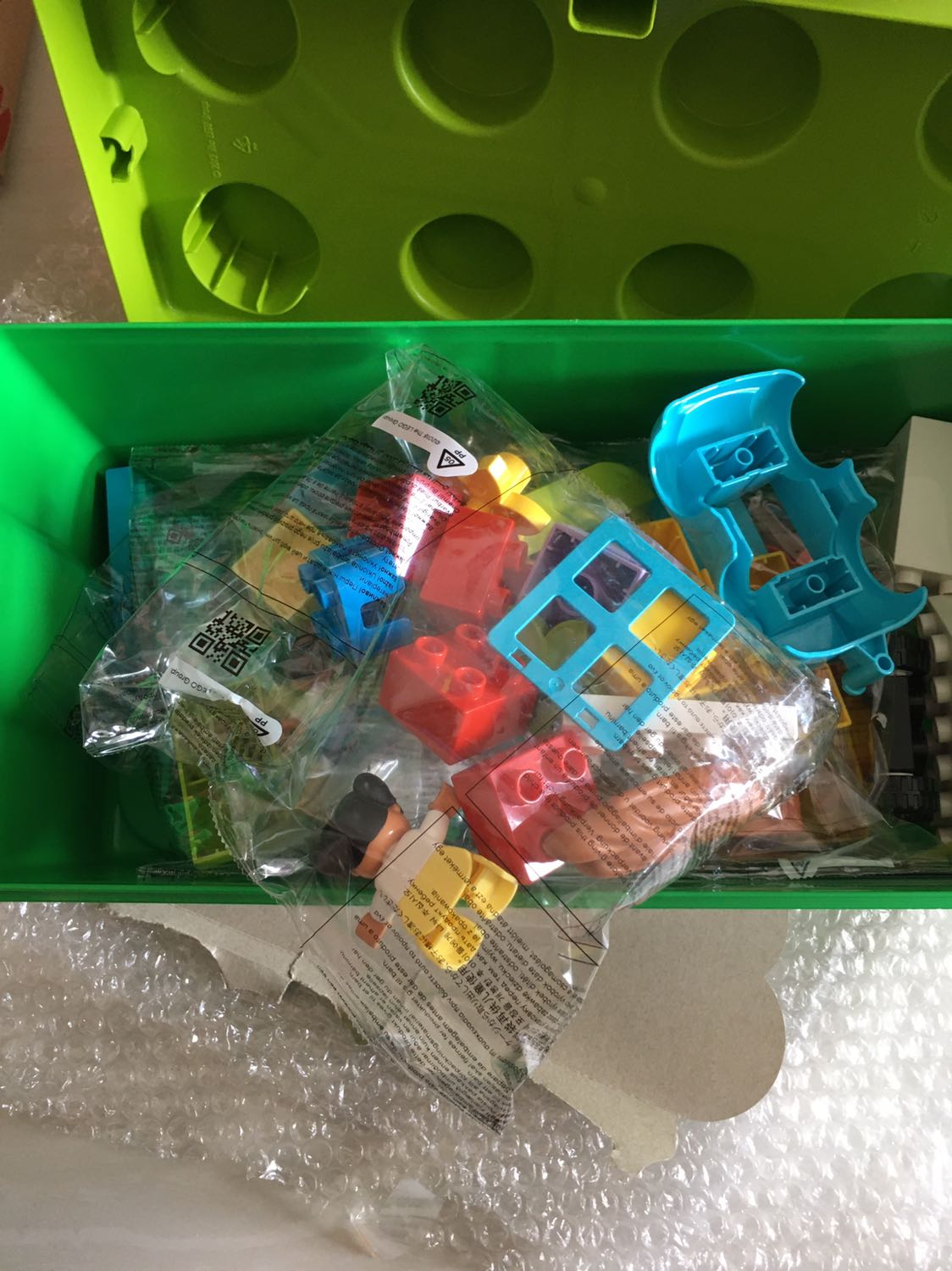 Hàng giao nhanh, đặt hôm sau là có. Đóng gói cẩn thận. Chất liệu nhựa tốt, an toàn cho bé. Lắp ráp dễ, kích thích sự sáng tạo của bé. Hàng giao nhanh, đặt hôm sau là có. Đóng gói cẩn thận. Chất liệu nhựa tốt, an toàn cho bé. Lắp ráp dễ, kích thích sự sáng tạo của bé.