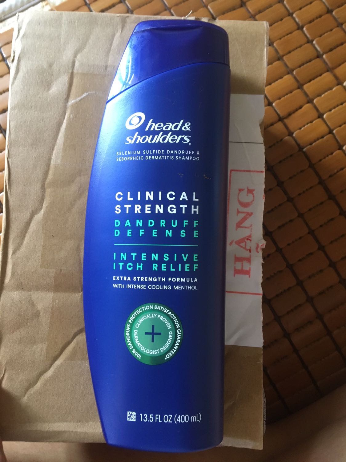 Không biết thế nào nhưng nhận hàng thấy ko có tem chống hàng giả, phần nắp và phần thân chai không đồng màu, nắp thì lỏng lẻo.