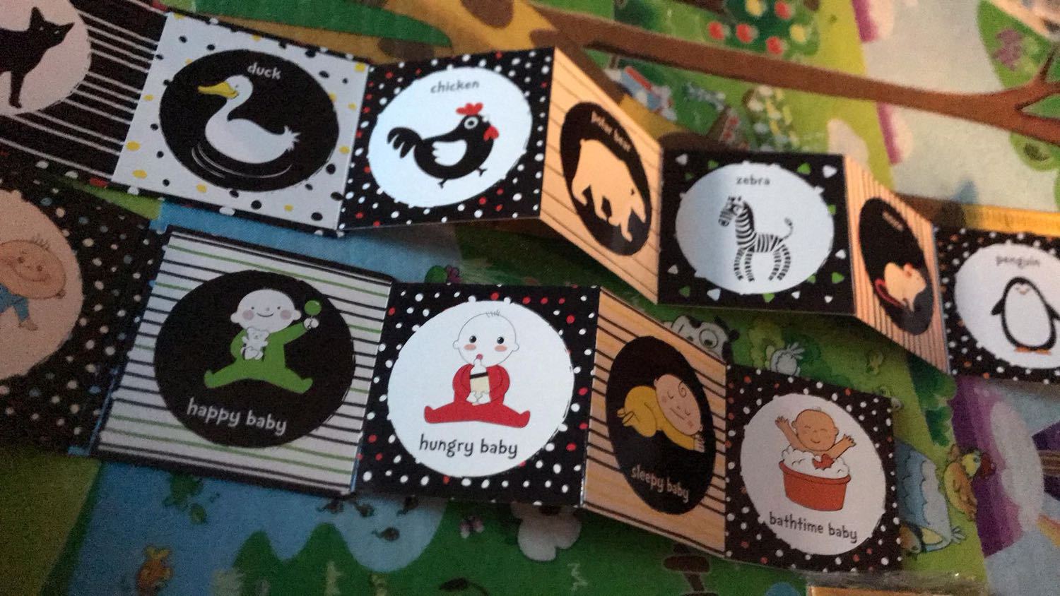 Sách đẹp nhưng bị gãy. Nhưng ko sao vì dùng cho các bé nên cũng k cần đổi. Dù sao trong quá trình dùng cũng k tránh đc.