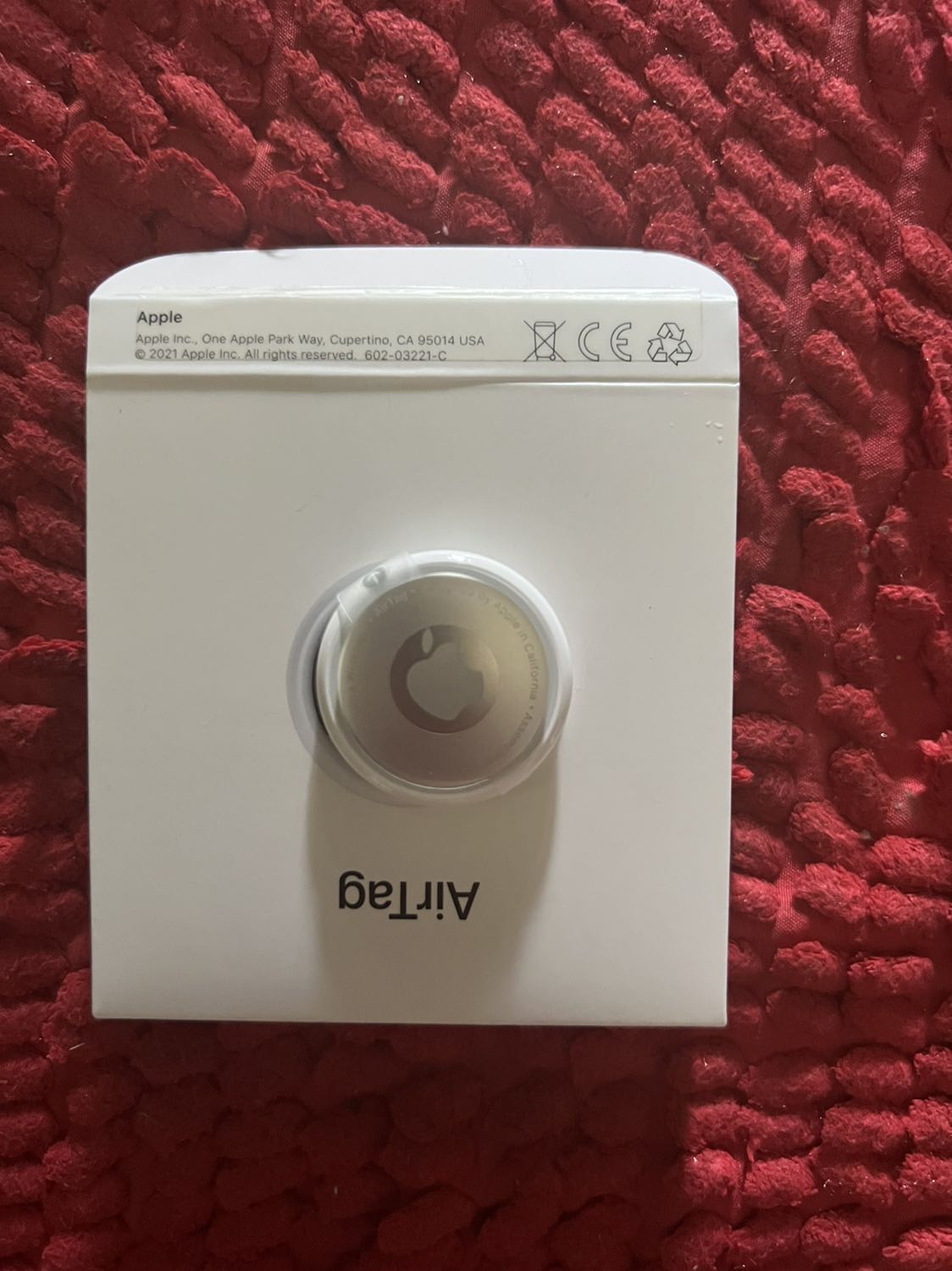 Mua ngày chủ nhật mà Giao hàng siêu nhanh, tầm 2 tiếng là nhận được hàng, đóng gói chắc chắn, mua biết bao nhiêu sản phẩm apple trên tiki đều hài lòng, chất lượng quá tuyệt vời, giá quá tốt, rất hài lòng có điều airtag kêu hơi nhỏ, nhưng định vị thì rất chính xác.