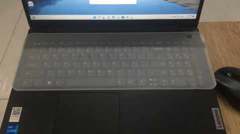 Hơi dư 1 chút cho máy 15.6 inch. Dùng rất ok, không lo bàn phím bị bụi hay mồ hôi hay nhỡ bị vẫy nước vào cũng không sao. Hơi dư 1 chút cho máy 15.6 inch. Dùng rất ok, không lo bàn phím bị bụi hay mồ hôi hay nhỡ bị vẫy nước vào cũng không sao.