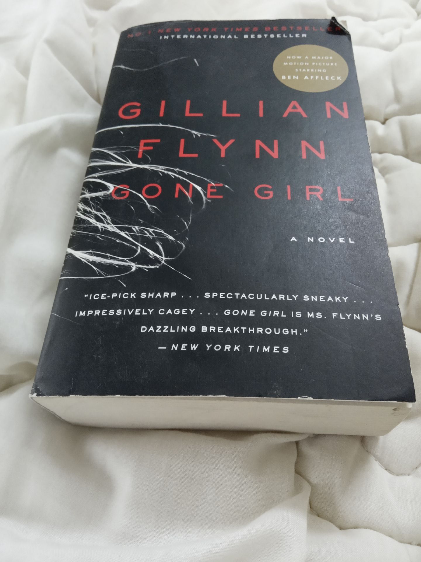 Mình không phải người cầu kỳ về hình thức nên dù bìa có hơi gập và cũ thì cũng bỏ qua được. Đây cũng chỉ là bản mass paperback, không dành cho mục đích lưu trữ dài lâu, ai muốn mua chỉ để đọc nội dung thì ok. Ngược lại đem tặng hay đọc xong để trưng trên giá sách cho đẹp, cần hình thức thì nên xem xét mua những bản đắt hơn, chất lượng cao hơn.