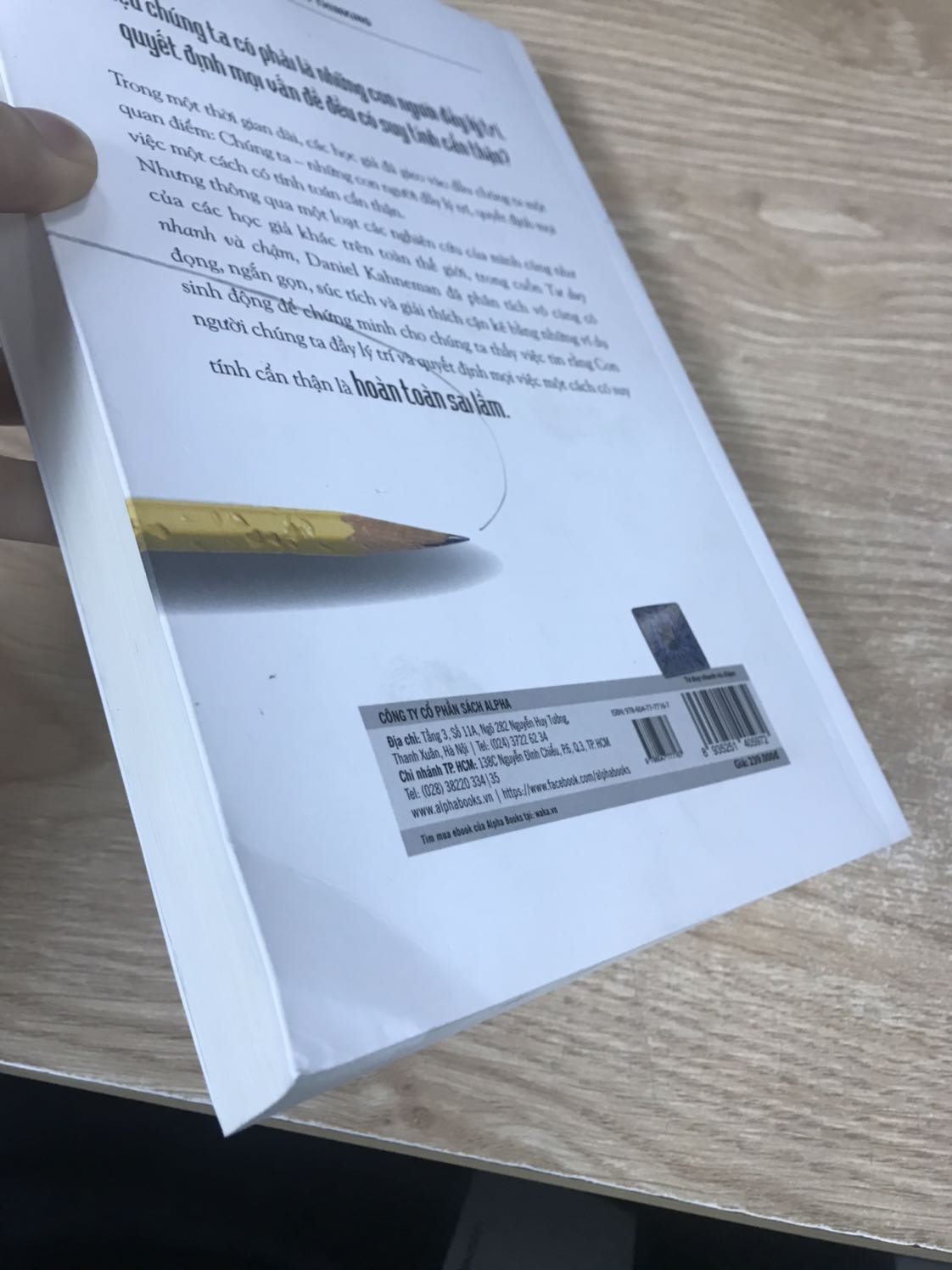 Tui mua sách mới mà khi nhận sách thấy thất vọng vô cùng. Sách vừa cũ, vừa dơ, vừa cong mép từa lưa trong chả khác gì cuốn sách secondhand. 
Tui khiếu nại lên đây chứ cũng chả thèm đổi trả làm gì mất thời gian. Ngồi cặm lau chùi sạch sẽ lại trông đỡ hơn rồi. Nhưng lần sau làm ơn giao hàng cho có tâm xíu. Thất vọng vô cùng.