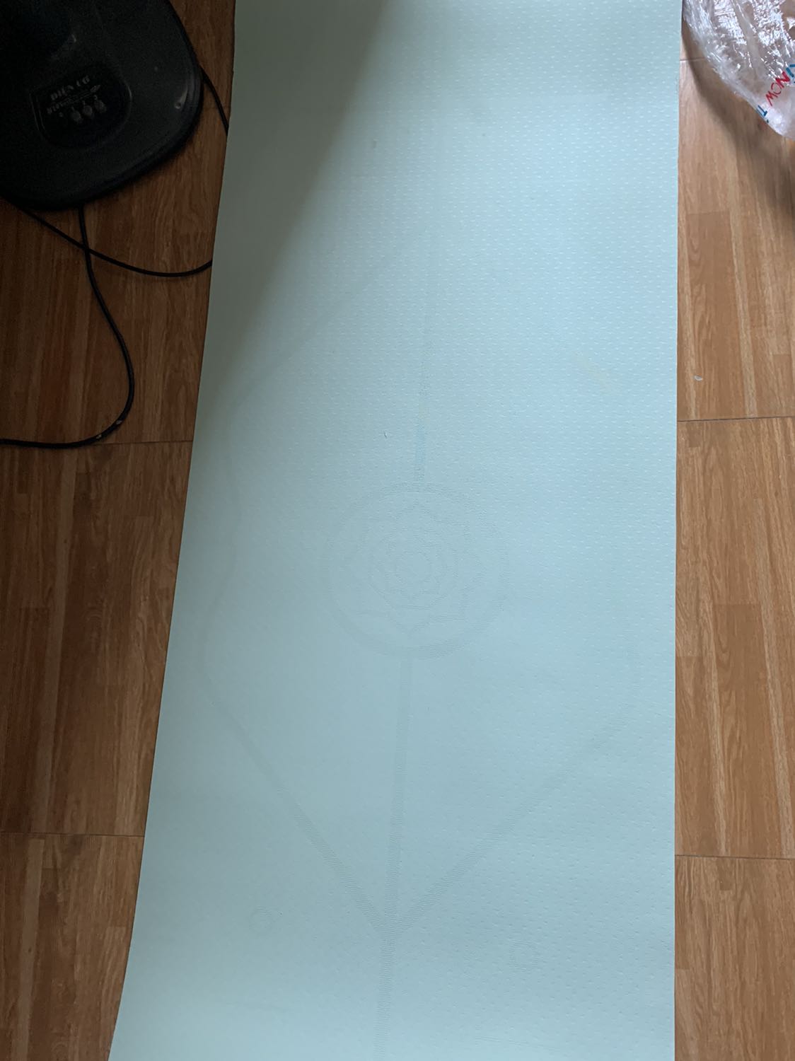 Thảm dày, êm mà rất nhẹ, hầu như ko có mùi. Màu tím nhìn rõ đường với đỡ dễ dính bẩn hơn màu xanh.