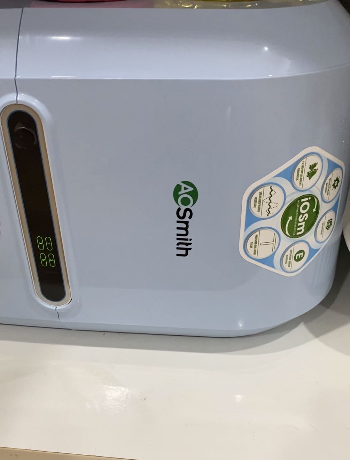 Sản phẩm tốt tuy nhiên dịch vụ lắp đặt quá tệ. Tôi phải gọi tổng đài 3 lần mới có người đến lắp. 

Nhân viên lắp đặt không có kỹ năng, chuyên môn rất kém. Loay hoay mãi mới lắp xong. Sau hơn 1 tuần máy báo lỗi, tôi gọi bảo hành của hãng, hãng cho nhân viên đến và thông báo máy lắp đặt sai hoàn toàn, thừa lõi bên ngoài không lắp vào trong máy. 
Quá thất vọng với dịch vụ lắp đặ của tiki.