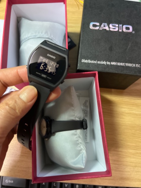 Hàng đẹp, chắc chắn, dùng ngay, vừa khớp với tay,  cảm ơn shop.
Chụp hình cho bạn xem đây. Nên mua.
Tuy dây nhựa nhưng mềm mại đeo ko bị ngứa!