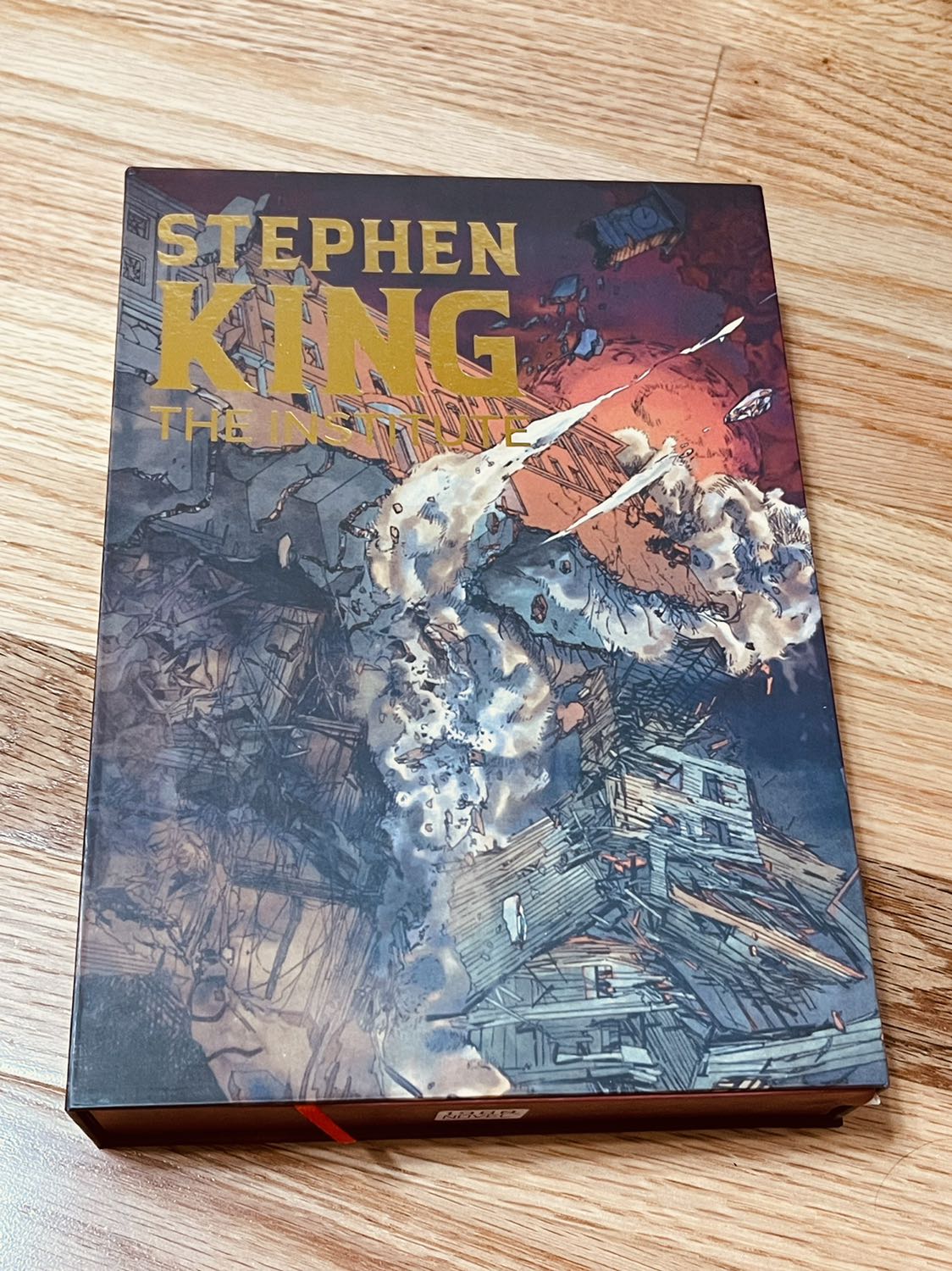 Mình mua phiên bản đặc biệt nên rất là thích! Bìa cứng thêm hộp đựng nữa nhìn rất là thích và đặc biệt. Chỉ có điều là dưới đáy hộp có 1 chỗ bị rách. Tuy hơi tiếc vì ko được hoàn hảo hết 100% nhưng mọi thứ còn lại thì rất tuyệt nên vẫn cho 5 sao nhé!