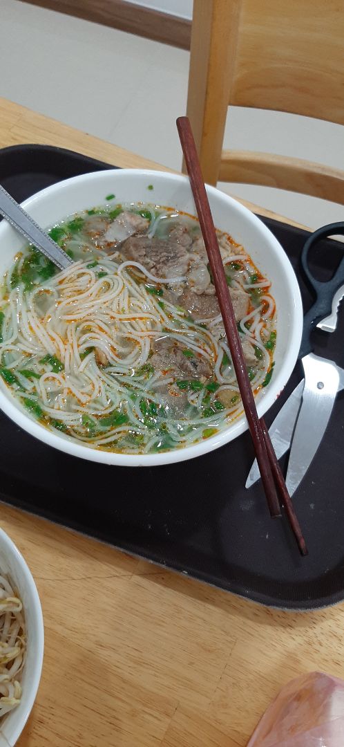 Quá tuyệt vời, tiếc là lâu nay cứ nghĩ kg có nhu câu dùng, ai dè mua xong hầm bồ câu, bò bắp, bò nạm, chân giò, xương heo để nấu cháo, bún, phở cho gia đình ăn. hầm 1h cho chân giò mà nó rục quá mức, lần sau chắc cài 30' rồi giữ áp suất qua đêm nữa là đẹp. hấp cả khoai lang, nấu chè nữa nha các bạn.  chồng con đã kg còn nhu cầu ra ngoài ăn sáng nữa vì ở nhà được ăn nhiều thịt bò và chân giò hơn ngoài tiệm lại free. kk