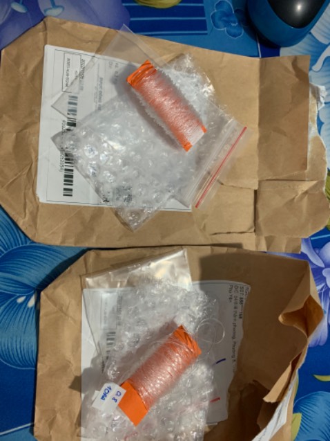 Mua 2 cuộn (5m một cuộn) nhưng giao 2 cuộn mỗi cuộn 10m, thành ra thành 4 cuộn và tính tiền ship 2 lần trong khi đi giao 1 lần 2 gói, cái này là cố tình mập mờ. Mọi người khi mua hàng trên mạng để ý kỹ chứ giờ toàn bọn lưu manh dối trá thôi