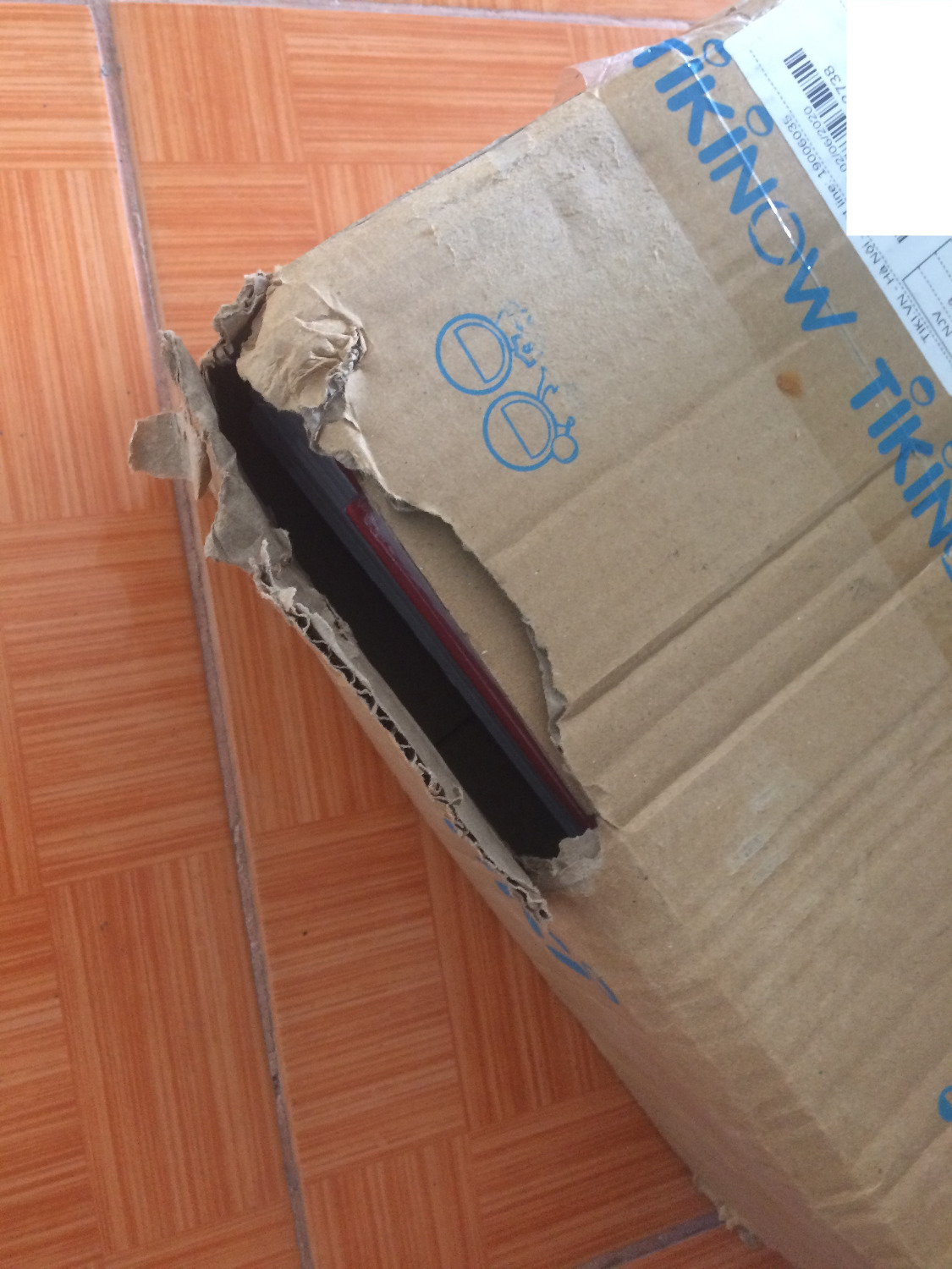 Đặt 2 đơn hàng gần nhất 20 quyển sách của Tiki Trading nhận được gói hàng cả 2 đều bị rạch ra như thế này đây, sách ở bên trong không được bọc lớp xốp cẩn thận như của nhà bán hàng fahasa. Đây là sách giá trị không nhiều nhưng nếu những mặt hàng giá trị cao thì sẽ như thế nào?