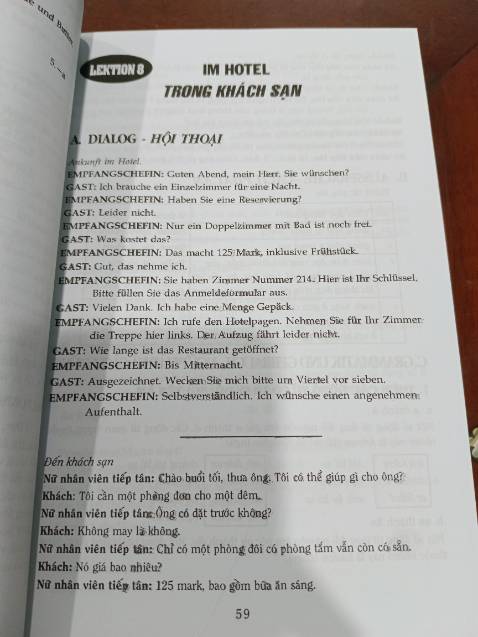 Sách được biên soạn gồm hội thoại, cách đọc từ, ngữ pháp, từ vững và bài tập có đáp án; Bên cạnh đó sách còn kèm theo file nghe. Thích hợp cho việc tự học. Nhưng sách cũng có một số lỗi nhỏ như dịch thiếu, dịch nhầm từ dưới thành từ trên do sự bất cẩn của tác giả. Nếu không quá khắt khe với những lỗi trên, cuốn sách này vẫn là sự lựa chọn tốt cho những ai muốn tự học tiếng Đức. Chủ shop phục vụ nhiệt tình, giao hàng nhanh hơn dự tính.