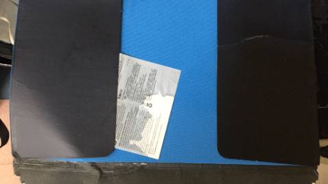 Sản phẩm bị ẩm ướt nghi do gói không kỹ bị nước mưa vào, ngoài ra bị vênh 2 góc nữa. Lỗi này mình nghi do bên vận chuyển GHN, TIKI nên kiểm tra lại.