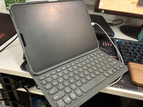 - Hộp đựng rất ấn tượng và chắc chắn. 
- Case ipad rất nhẹ và cũng cứng cáp. 
- Keyboard gõ êm, có sound như brown keyboard, màu led cũng đẹp. 
Đồ chuẩn quân đội có khác. Mình rất ưng.