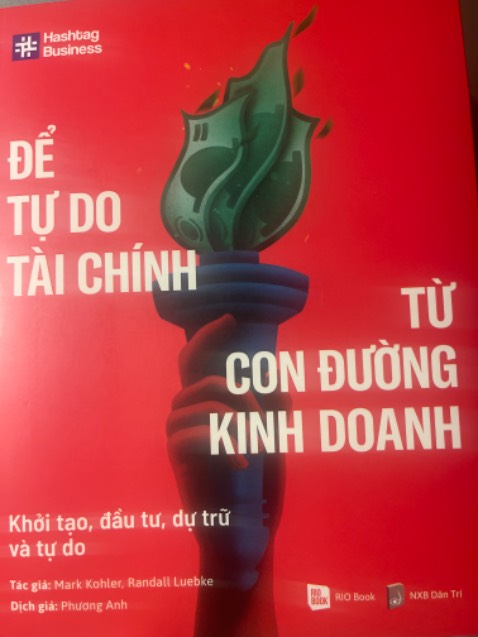 1/ Về hình thức: 
- sách thiết kế đẹp nhưng nhà xuất bản giới thiệu bản thân theo mình là khá nhiều, làm nhầm tưởng sách là do nhà xuất bản viết
- dịch đúng theo kiểu dịch nguyên câu từ tiếng anh qua 

2/ Nội dung sách:
- mình mua cuốn này vì đọc mục lục thấy nội dung okie song nội dung lan man, không cuốn hút
- nhiều sản phẩm tài chính ko phù hợp với thị trường VN

3/ Đánh giá cao Tiki giao hàng nhanh, thiết kế/ in ấn sách đẹp