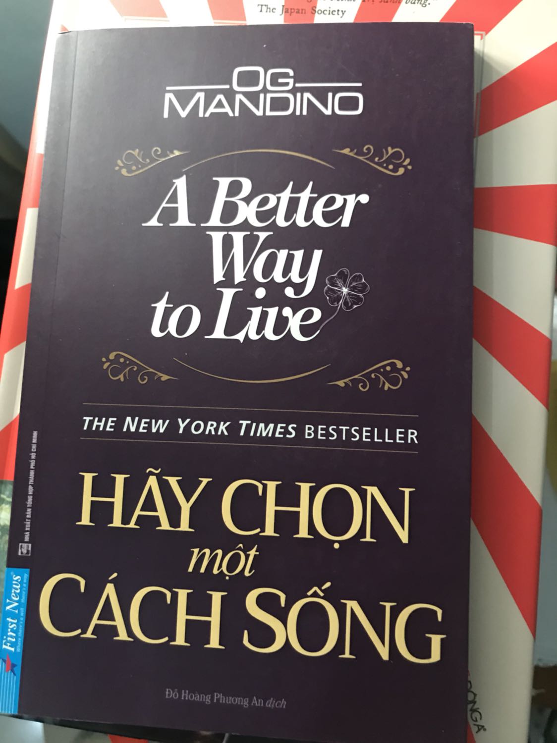 Tiki giao hàng nhanh nhưng đóng gói sơ sài, bên vận chuyển mang đi là móp hết hộp, sách vẫn khá mới xb 2020