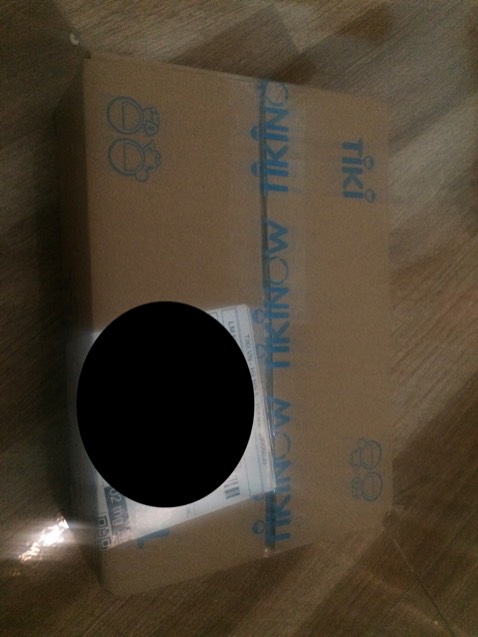 Sách ship nhanh, lúc nhận hàng thì hộp không sao cả. Nhân dịp giảm giá nên mình mua luôn 3 quyển. Kiêu hãnh và định kiến móp nhẹ ở bìa rời và đầu nhưng không ảnh hưởng lắm. Rất đáng mua