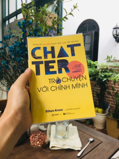 “SỰ ĐỒNG CẢM là một khả năng quan trọng trong quá trình tiến hoá vì nó giúp giống loài của ta tồn tại.

Nhưng trong thế giới trực tuyến, những cử chỉ, biểu hiện vi tế, hoặc cảm xúc trong giọng nói hoàn toàn vắng mặt. Kết quả là não bộ chúng ta không có những thông tin cần thiết cho một mục đích xã hội rất quan trọng: KIỀM CHẾ SỰ TÀN BẠO & HÀNH VI PHẢN XÃ HỘI. Nói cách khác, thiếu sự đồng cảm luôn dẫn tới sự trêu chọc và ức hiếp trong thế giới ảo.

Một mặt quan trọng khác liên quan đến thế giới ảo là THỜI GIAN - thường đóng vai trò quan trọng trong việc giúp ta quản lý cảm xúc của mình, đặc biệt là xử lý những trải nghiệm khó chịu.

Mạng xã hội giúp ta kết nối với người khác ngay sau khi ta trải qua cảm xúc tiêu cực, trước khi thời gian cho ta cơ hội để suy xét cảm giác và những gì mình dự định làm. 
Khi không còn thời gian chờ đợi và những dấu hiệu cần thiết cho sự đồng cảm, mạng xã hội trở thành nơi hứng chịu những mặt trái của tiếng nói nội tâm.

Chúng ta đang chia sẻ thái quá, nhiều hơn bất cứ giai đoạn nào trong lịch sử loài người.”