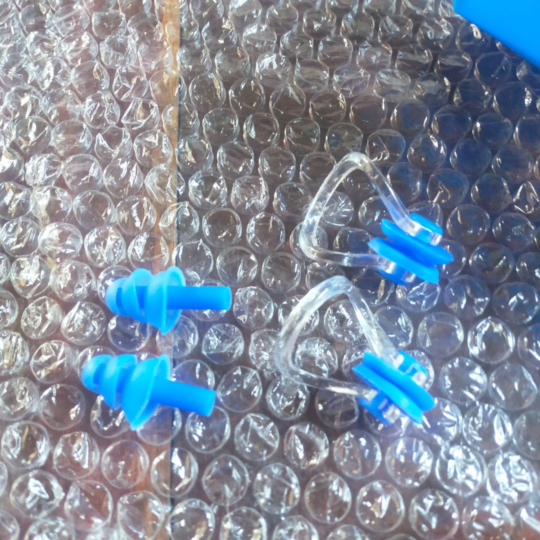 Bịt tai rất êm, k đau
Bịt mũi hơi cứng, chưa sử dụng lâu nên chưa có nhận xét