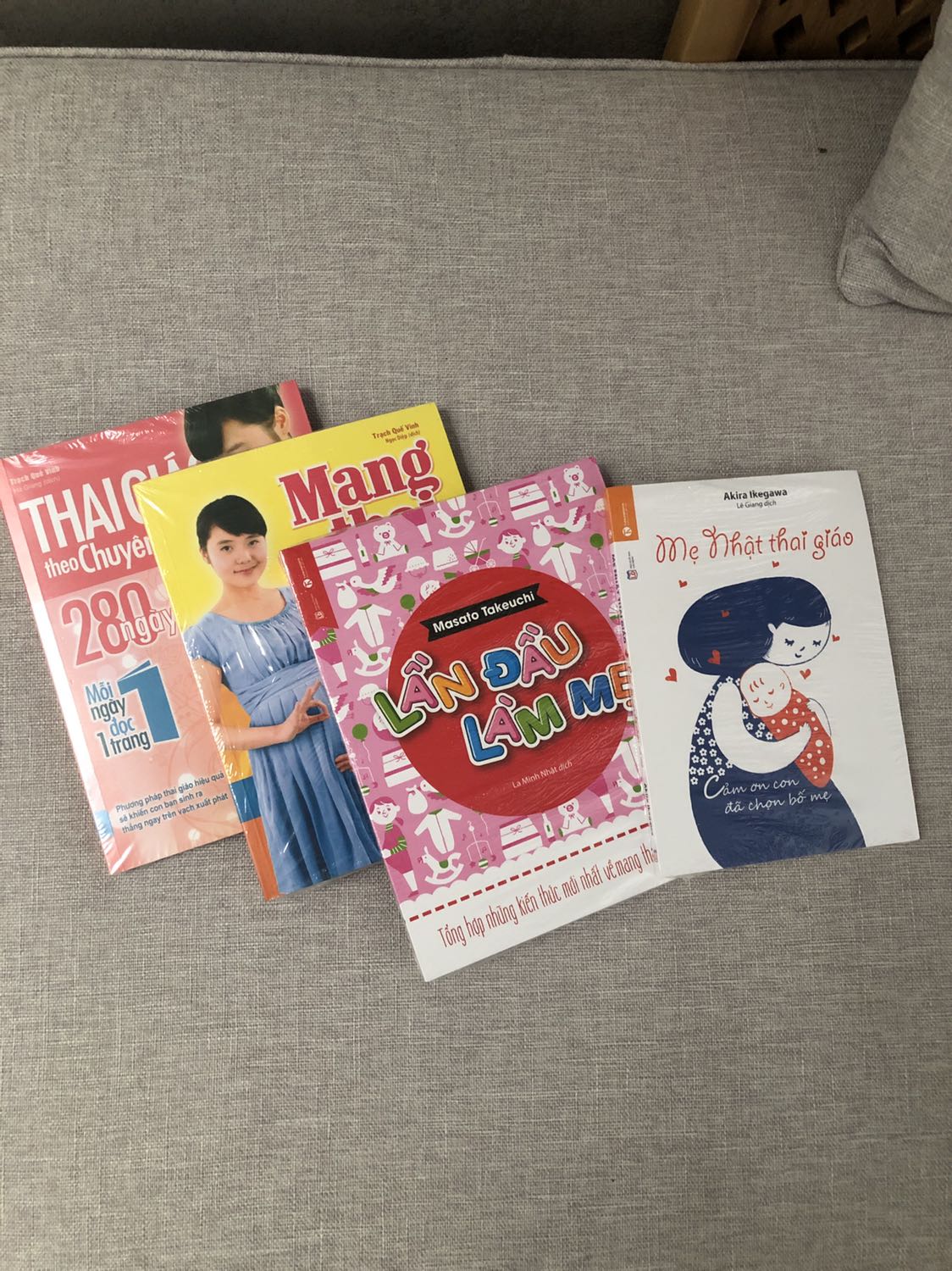 Đặt sách của Fahasa giá tốt, bọc sách rất kĩ lưỡng, bên trong giấy k bị rách, quăn góc. Chưa đọc nhưng hình thức như vậy ưng cái bụng lắm rồi