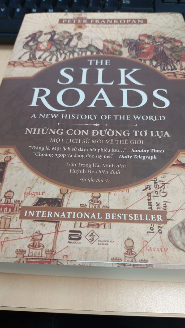Lịch sử thế giới hình thành qua những con đường, những con đường khám phá những vùng đất mới, những con đường giao thương cho đến những con đường kết nối quốc gia, dân tộc, tôn giáo, có những con đường phát triển cũng có những con đường mang tính hủy hoại. Một tác phẩm phi thường gói gọn lịch sử theo cách băng trên những con đường với hành trình trải dài ngàn năm.