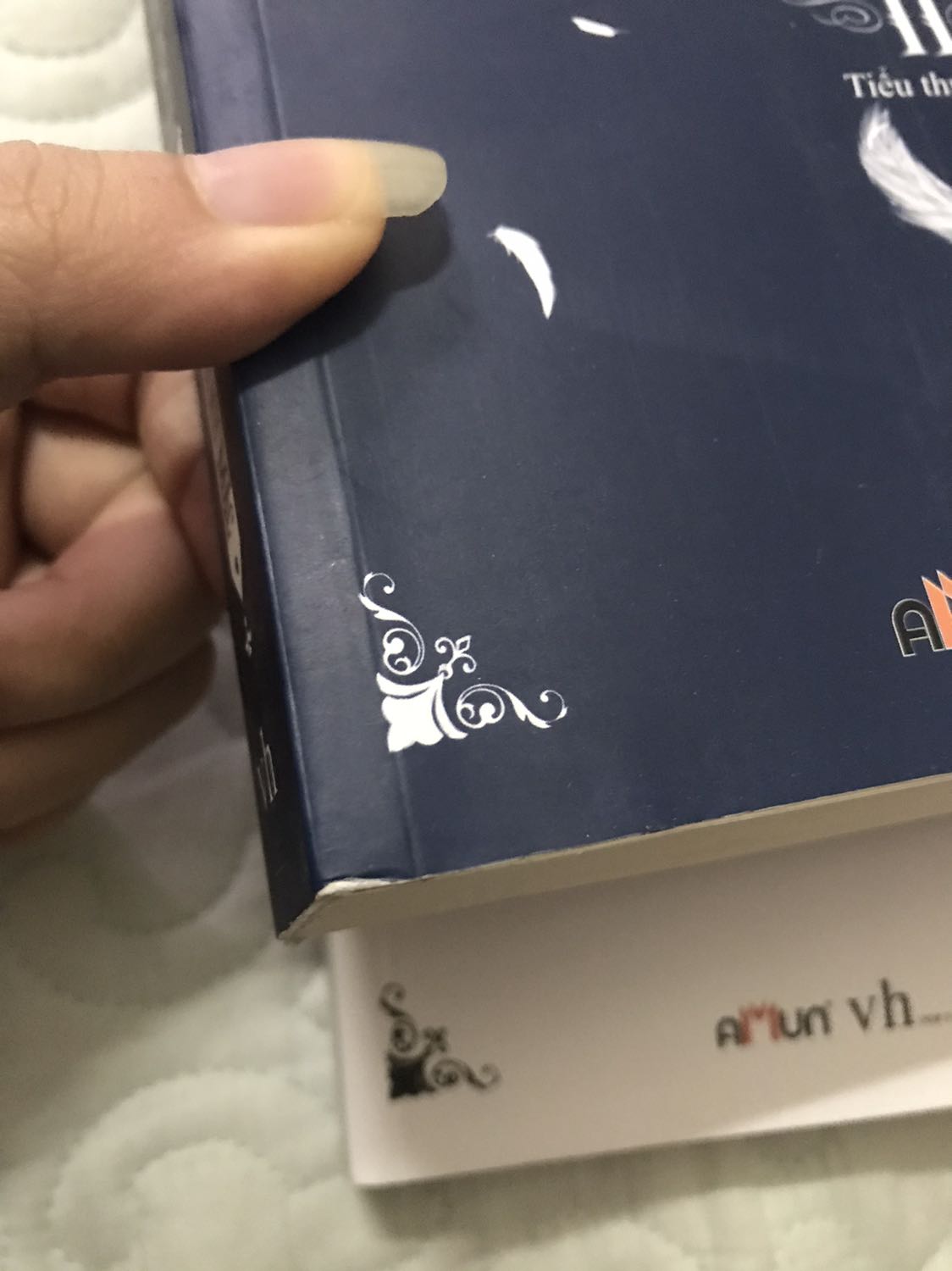 Phần rìa sách bị quăn, tuy nhỏ nhưng nhiều chỗ nên mình hơi xót chút, nhưng tổng thể còn mới nên nhìn chung vẫn ok ạ! Nội dung truyện thì hợp gu mình nên đỉnh khỏi bàn rồi >~< Ship siêu nhanh, order hqua hnay đã có rồi, nghe nói cuốn mình mua là cuốn bán lẻ cuối cùng ở thời điểm htai :”> nên thấy hơi đặc biệt, hơi vui vuii hjj