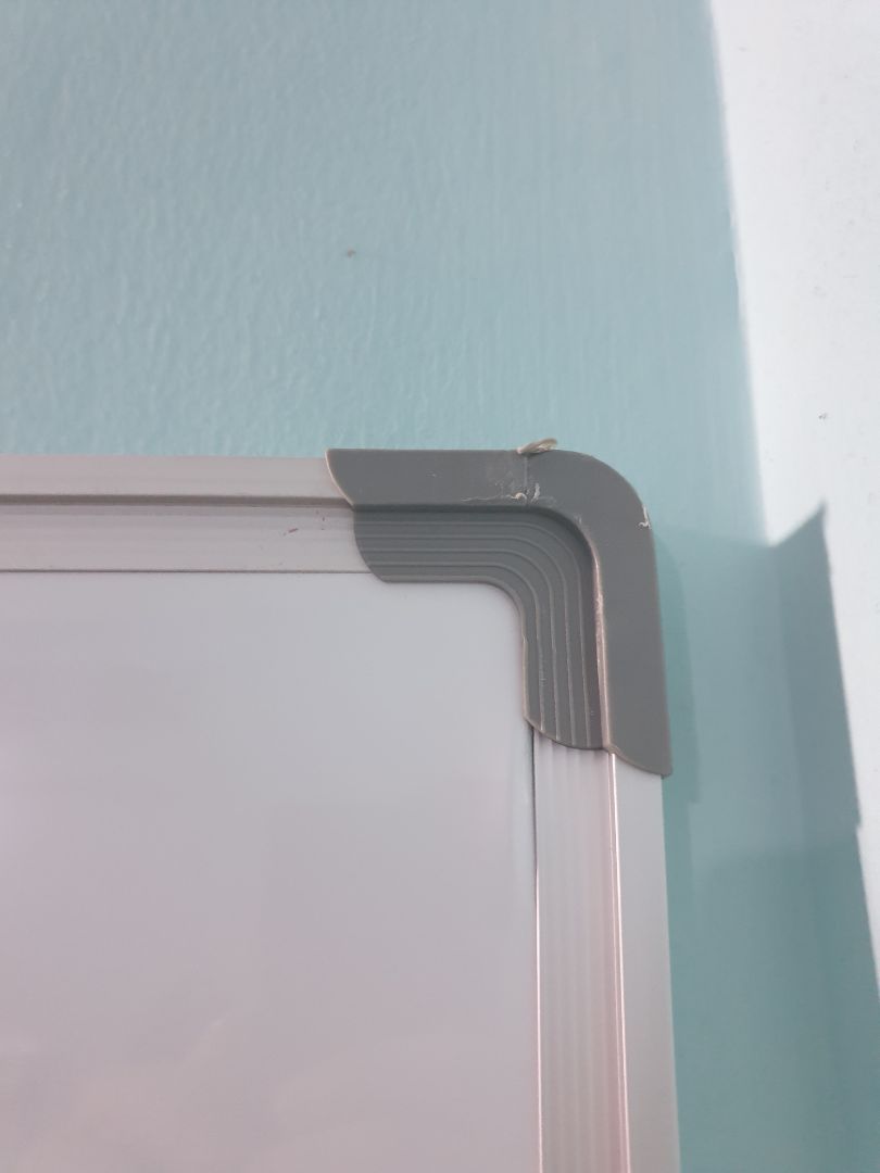 Deli nên kiểm soát chất lượng gia công hơn nữa, có một góc bảng chưa vào khớp hết và bắn vít bị lệch, thể hiện sự cẩu thả của người gia công.

Nam châm hút yếu.

Cần bố trí các móc ở phía cạnh dưới để giữ bảng không dao động khi viết.