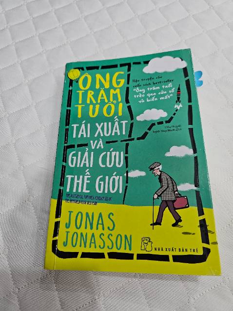 Văn phong rất "cà chớn" đúng kiểu hài hước thông minh của tác giả. Dịch giả truyền tải được tinh thần của sách. Chính trị, xã hội của thế giới hiện đại được nhìn dưới góc nhìn khác. Quyển sách này như 1 mẩu truyện cười tinh tế, hiện đại rất phù hợp để đóng vai như là một khoảng nghỉ giúp hồi phục sau khi đọc những quyển khó nhằn .
Không có gì để chê, nhưng nếu đã đọc phần 1 thì phần 2 có vẻ hơi đuối, hơi nhẹ cân.
Tiki giao hàng nhanh, book care đầy đủ. Sách in màu sắc đẹp, rõ nét, bố cục vừa vặn.