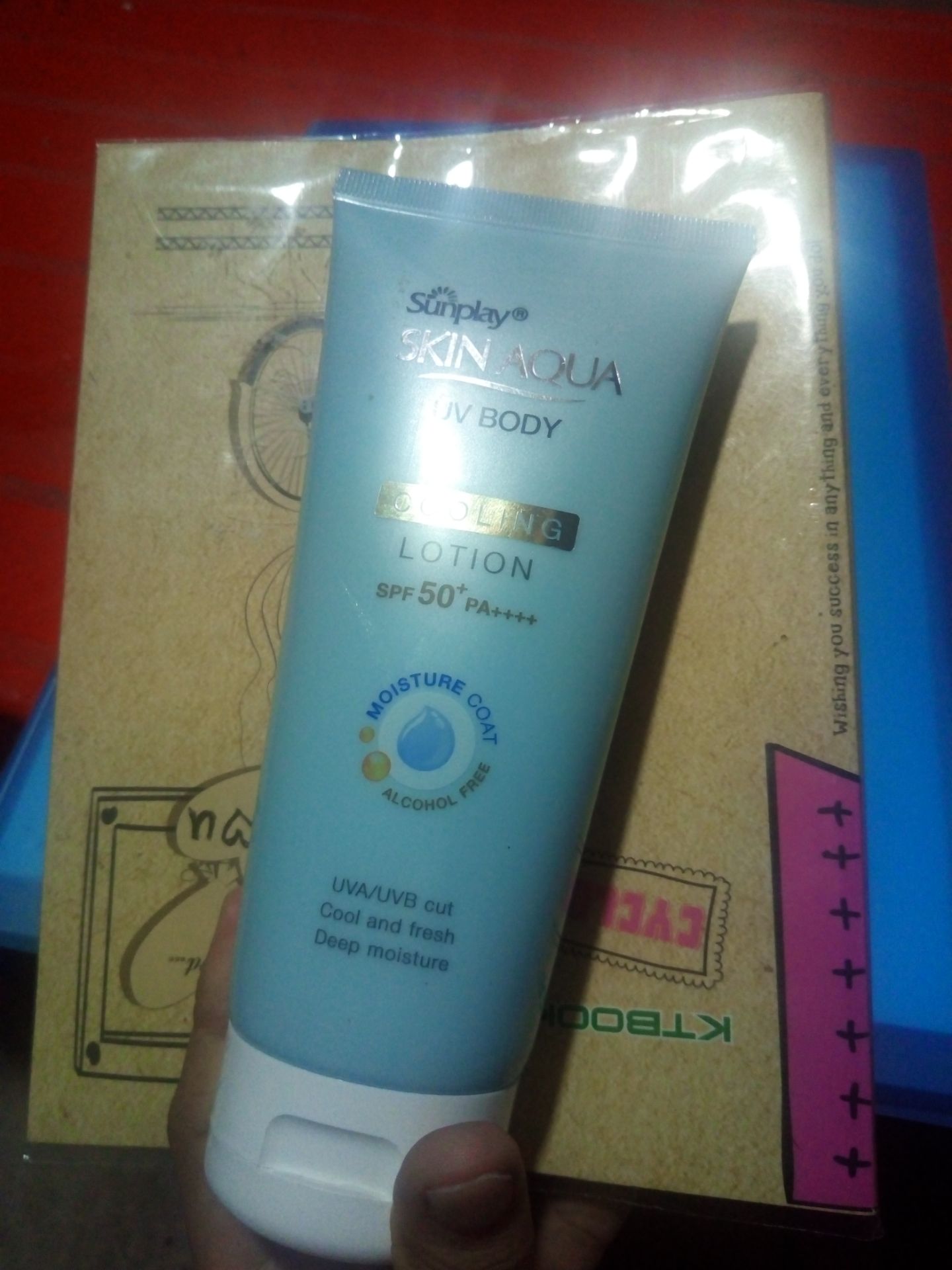 giá khá mềm.
mùi chanh + trà xanh không nồng lắm, khá dễ chịu.
không nâng tông da, màu rất tự nhiên.
mới đầu thoa lên hơi rin rít, sau khi khô thấm rồi thì mùi nhạt đi rất nhiều, cũng không nhờn rít vậy nữa.
thấm cũng nhanh.
vỏ khá mềm, dù nắp không lỏng nhưng để chỗ bị chèn thì dễ bung nắp.
hàng có thể xem , các bạn kiểm tra hàng rồi hẳng nhận nha.