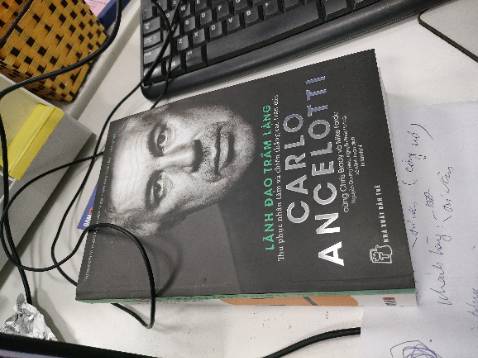 Sách hay bìa đẹp, mình đã muốn mua cuốn này từ lâu. Phải cái giấy in hơi phèn