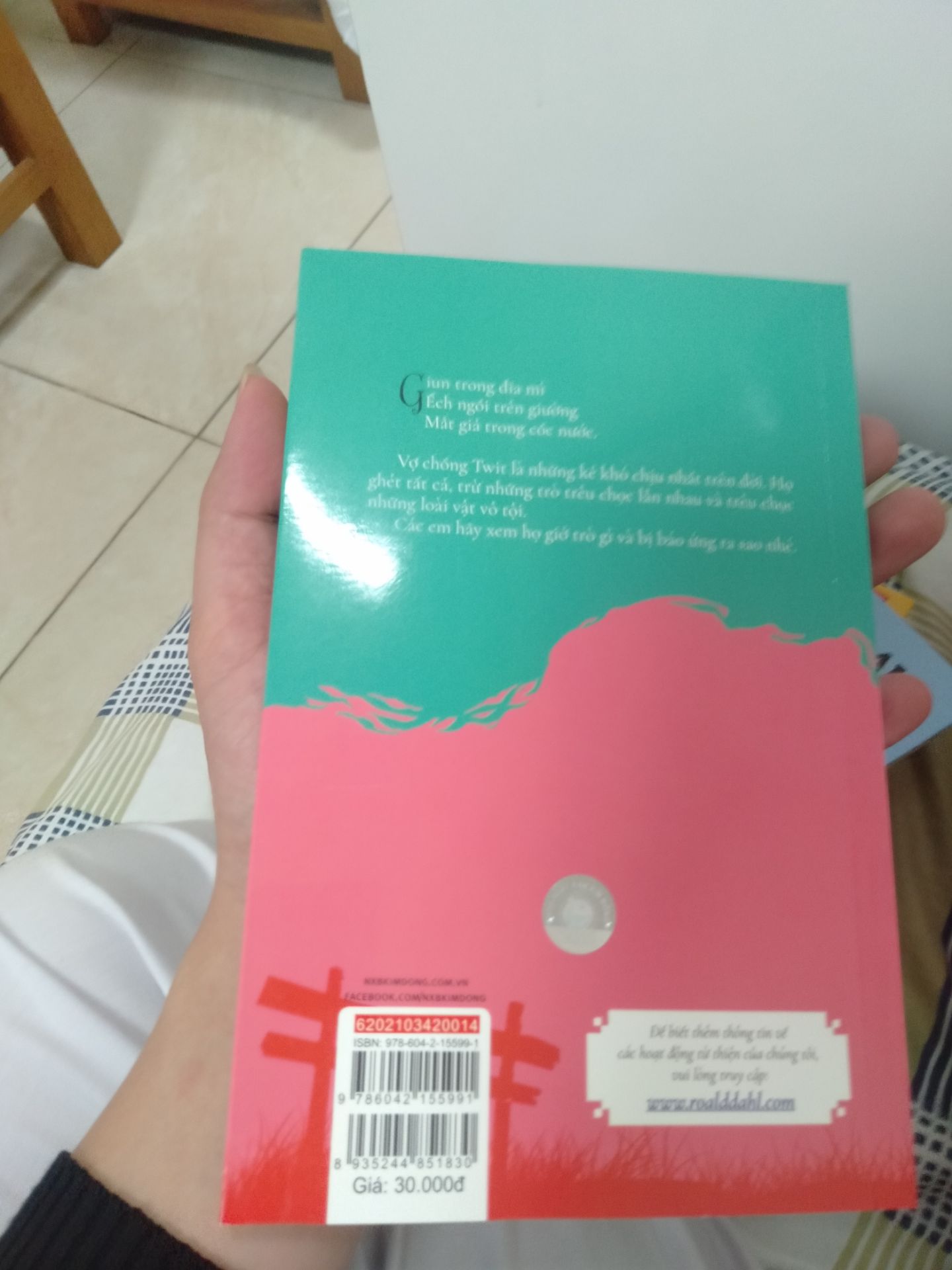 cuốn sách khá mỏng nhưng cubgx coi như hợp lý với giá, khâu chọn sách cho khách hoặc bảo quản  và chuyển có lẽ chưa đc chú trọng, mép bị quăn queo làm mất cái đẹp của cuốn sách nhất là bộ này mới ra, nhìn hơi nản