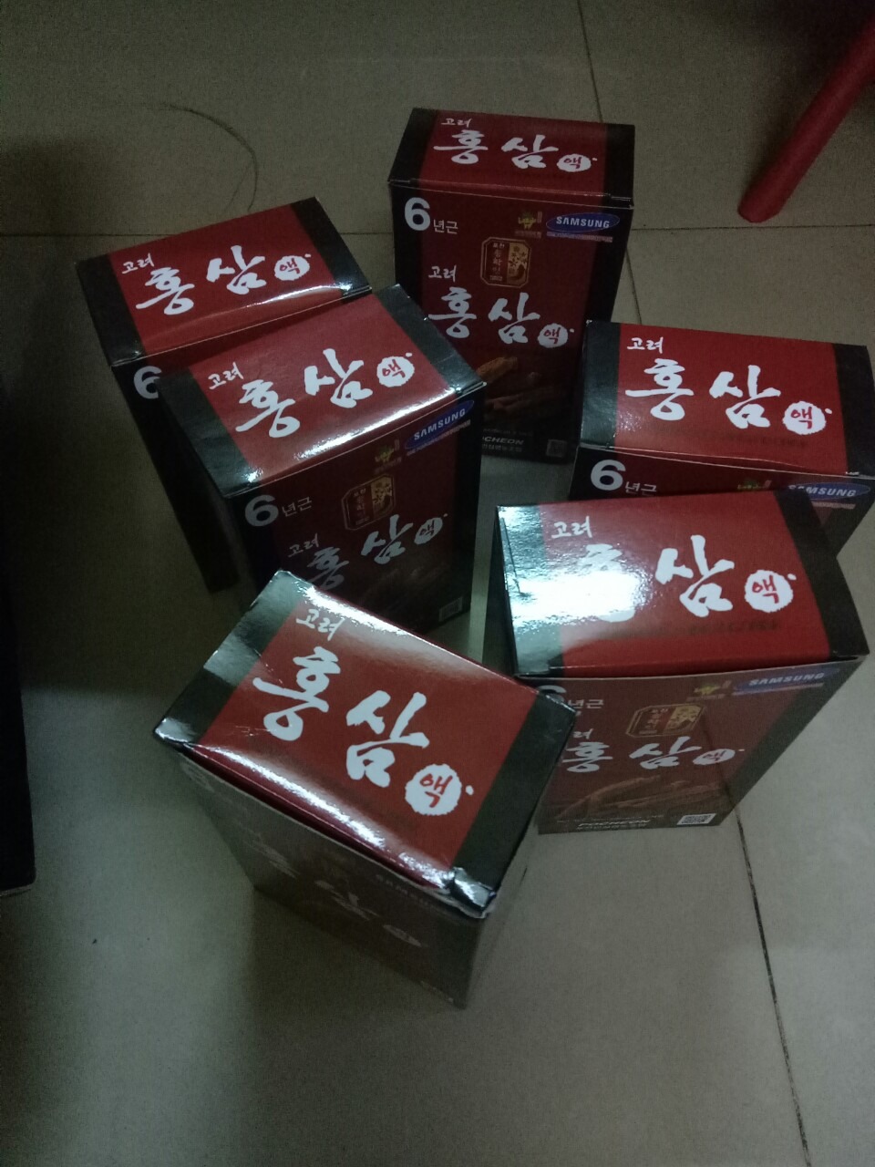 Mình mua sản phẩm về biếu ba mẹ. Nhưng nhận xét như sau:
1.Bao bì sản phẩm bị rách (từng hộp nhỏ bên trong)
2.Sản phẩm gồm 6 hộp, mối hộp 5 gói, nhưng tình cờ phát hiện 1 hộp có 4 gói)
3.Sản phẩm bị móp méo
4.Chụp hai hình để các bạn so sánh, hộp có mã Code để quyets, hộp không có
Mình luôn yên tâm khi mua hàng của TIKI, nên nhận hàng không kiểm tra đến khi chuẩn bị đem đi biếu mới bóc hộp ra, mới phát hiện tình trạng hàng tệ như vậy. Mình rất thất vọng khi đặt niềm tin vào TIKI.
Mong các bạn nên giữ uy tín cho cửa hàng của mình, đừng làm mất niềm tin của khách hàng.