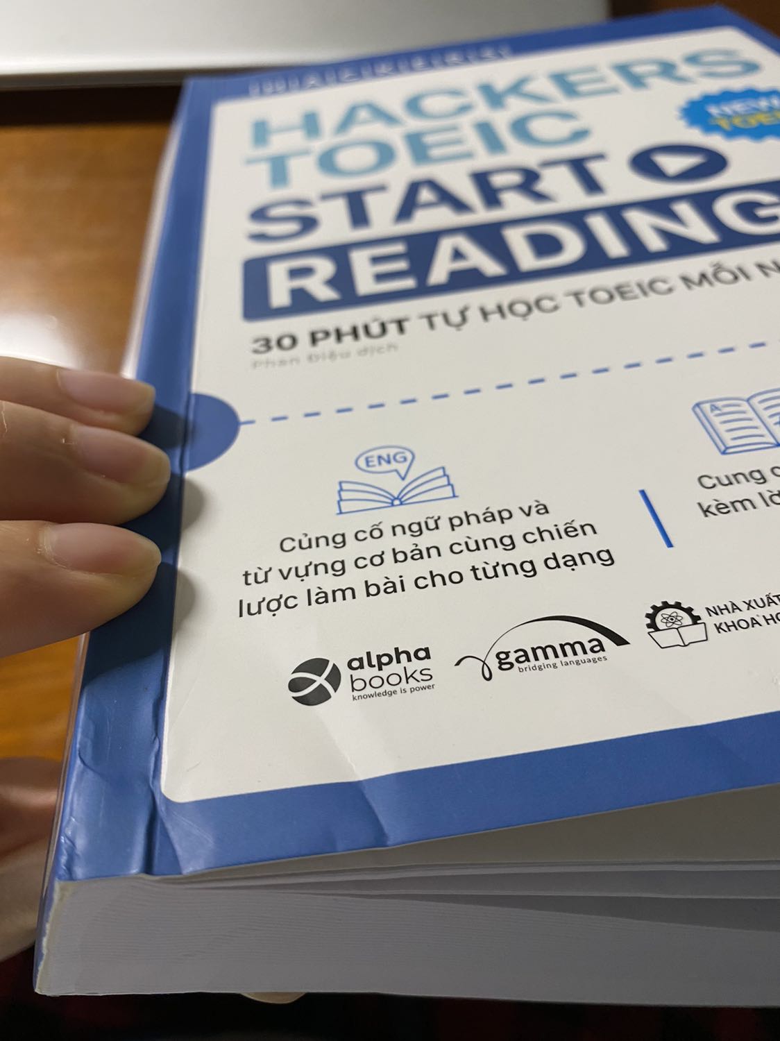 Sách đẹp, giá rẻ, nội dung rõ ràng phù hợp với người mới luyện thi.
Định đánh giá 5* vì shop đóng gói bọc xốp 4 góc cẩn thận và bọc cả túi nilon thì mở ra sách bị như này đây :( góc sách bị quăn nát. Hy vọng lần sau nv đóng gói sẽ cẩn thận hơn