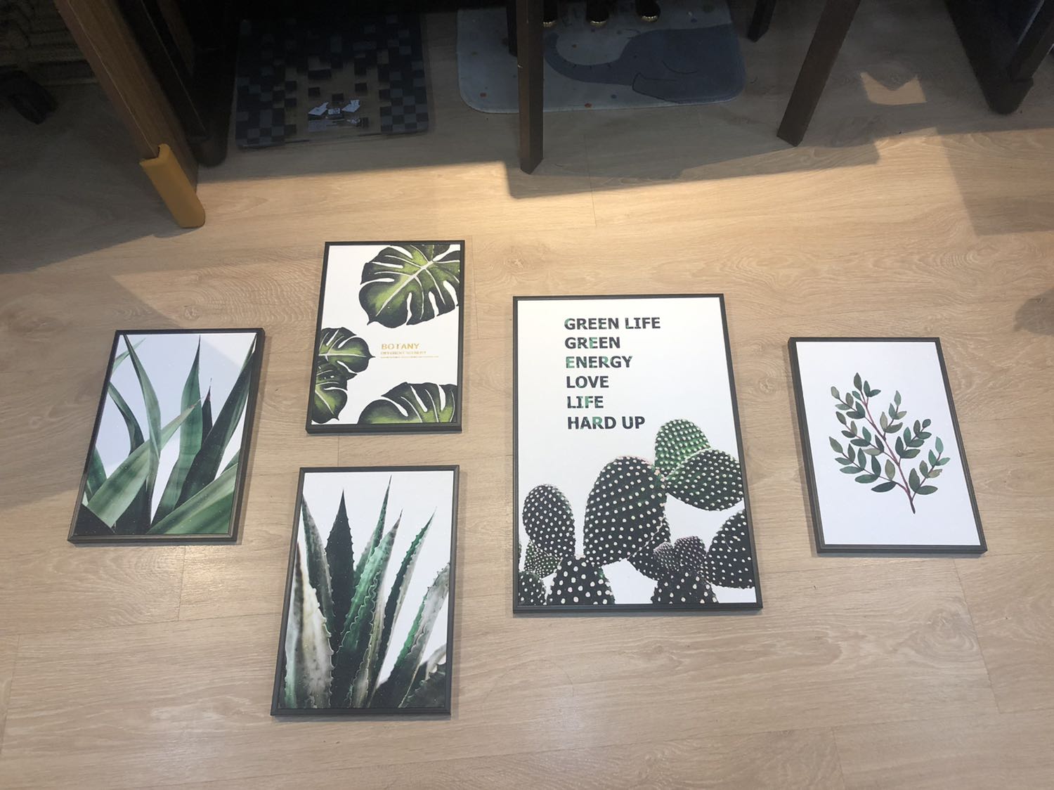 Shop gói hàng kĩ, ko bị hư hao gì khi giao đến. Tuy nhiên màu sắc tranh bị tối hơi nhiều, không được tươi như trên hình nên hơi bùn, không đúng kì vọng lắm. Hy vọng shop có thể chỉnh sửa ảnh để màu in ra tươi tắn hơn. Trên tranh có phủ 1 lớp kim tuyến, cá nhân không thích lắm, shop nên cho tuỳ chọn cái này khi đặt hàng. Thank shop