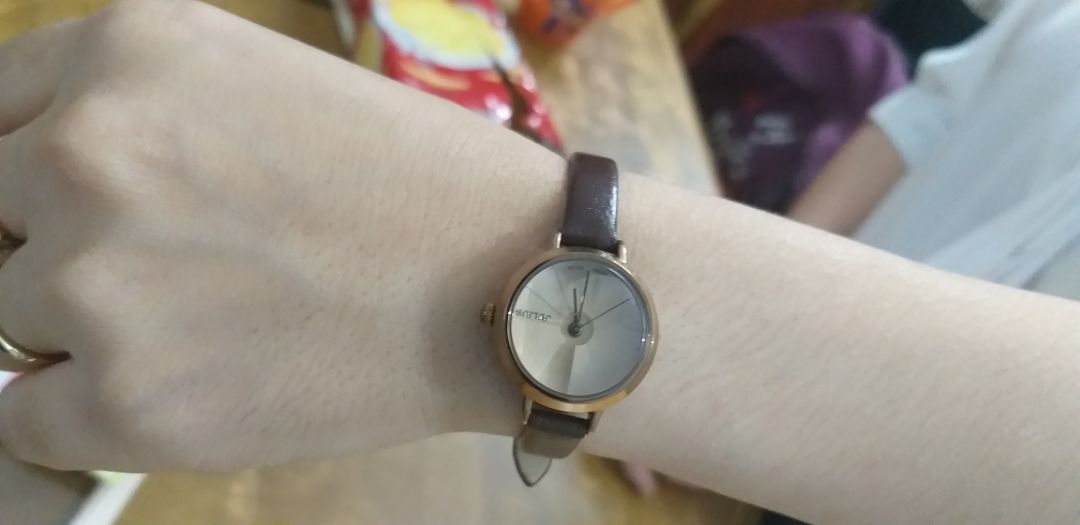 nhìn thanh cute. tuy mặt đồng hồ hơi dày. hài lòng. còn chất lượng thì chưa biết có lỗi hay chạy sai không. bảo hành 1 năm thay dây miễn phí trong 1 năm nếu có hư.