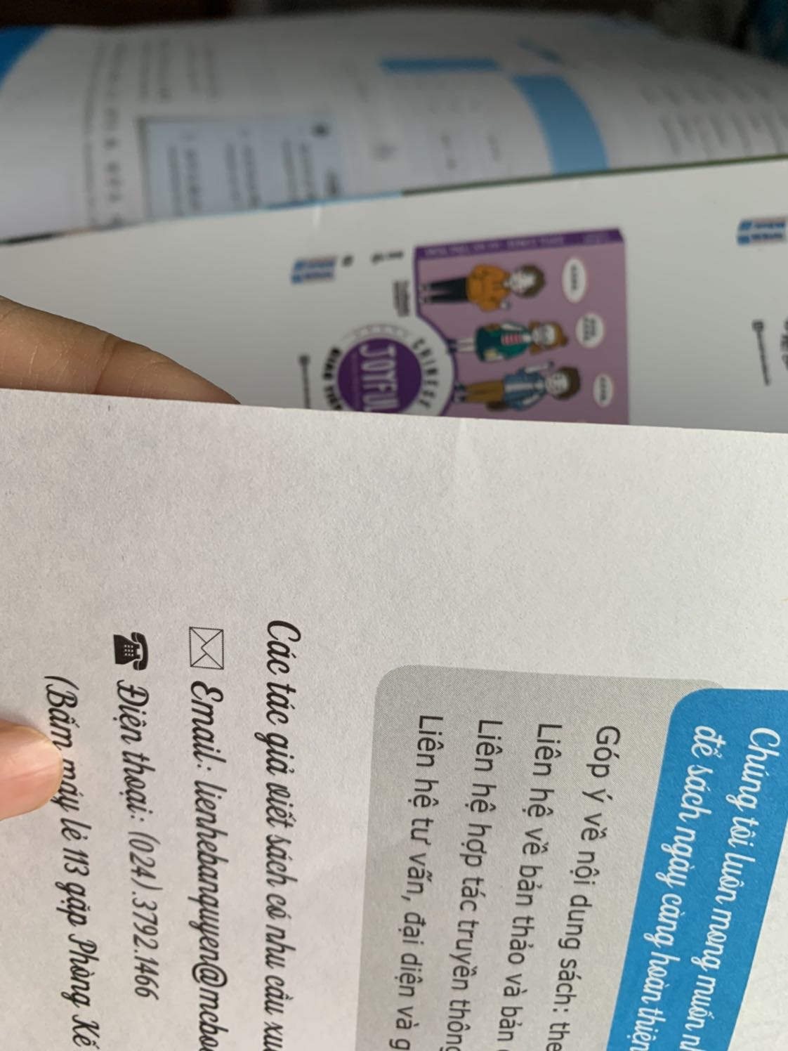 Sách khá cũ, cong viền và gáy sách khá dơ. Và đặc biệt là chất liệu giấy nhám và mỏng. So sánh với quyển tập 1 mình mua ở nhà sách thì rất khác nhau. Mình cũng có ghé xem thử ở nhà sách thì thấy sách ở đó giấy trơn hơn và dày hơn, ko biết sao lại như v. Đó giờ mình toàn đặt sách ở tiki nhưng nay mình nhận đc sách thấy rất thất vọng.