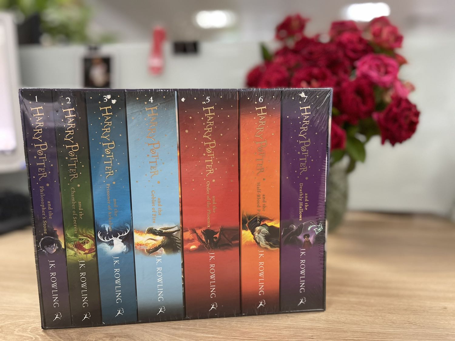 Siêu ưngggggg
Mình đã đọc hết các đánh giá: mọi người đều bảo hộp bị méo, xây xước khi vận chuyển. Nên đặt xong là hồi hộp chờ đợi.
Kết quả là sáng đặt trưa đã nhận được. Box nguyên xi không méo mó xước xát gì nha. Nguyên nilon bọc luôn. 
Bìa sách in nổi lóng lánh. Mở sách ra thơmmmmm mùi giấy mới. Giấy đẹp ko đau mắt. Gáy sách dễ mở nha. Phê lắmm lắmmmm
Yêu tiki ❤️