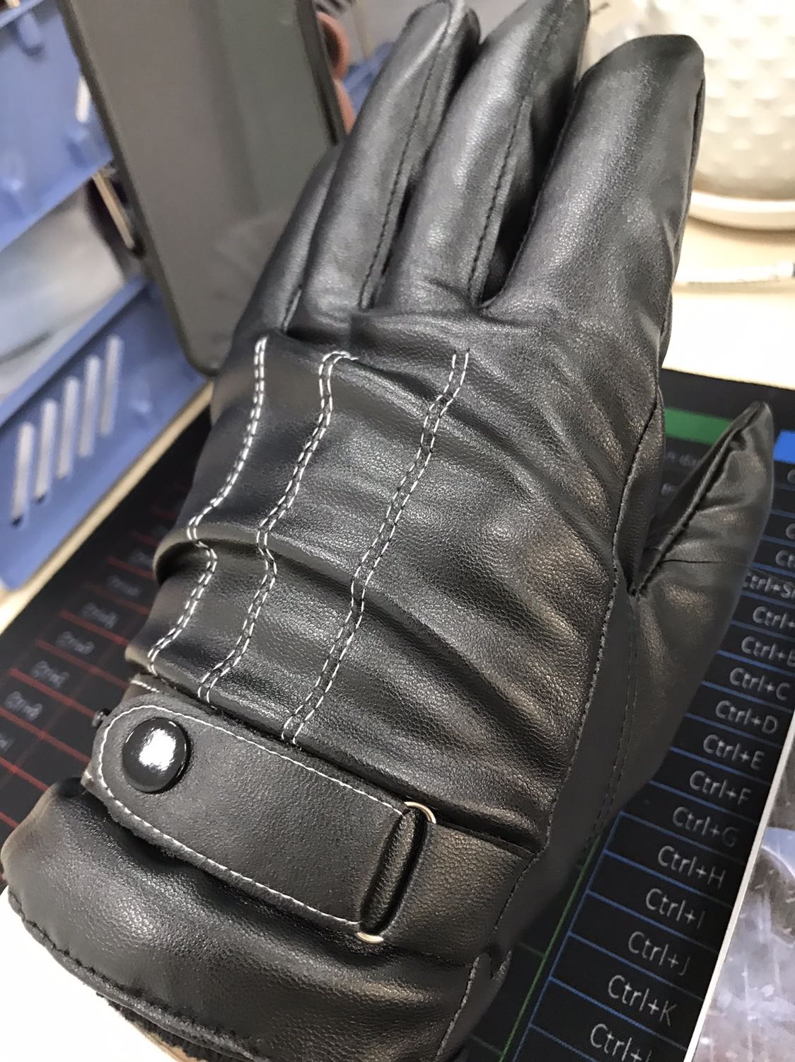 Hàng chất lượng rất kém mà đắt gấp đôi mua ở ngoài. Da đểu, đường may kém, chỉ  thừa nhiều, cfon chưa đeo đã thấy vết rách ở bàn tay. Nói chung là không đáng tiền 1 chút nào. Vì là bắt buộc phải đáng giá sao nên mình mới cho 1 sao chứ không là mình không cho sao nào luôn