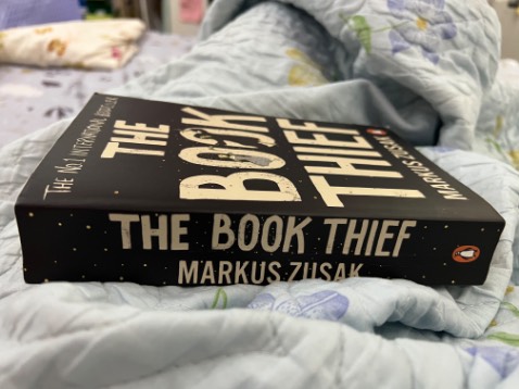 Sách đẹp, nhẹ, nội dung rất hay và ý nghĩa. Câu chuyện có bối cảnh ở thế chiến thứ 2, nhân vật chính là cô bé Liesel Meminger, một kẻ trộm sách, hiếu được sức mạnh của ngôn từ, vừa đem tới sự an ủi, niềm hy vọng trong những thời kỳ đen tối, nhưng cũng có sức tàn phá, phá huỷ ghê gớm. Sự cực đoan của Nazi Regime, khung cảnh đen tối của thời chiến, tuy nhiên len lỏi giữa đó là những kỷ niệm thời thơ ấu, những con người nơi phố Himmel Street,… Tất cả tạo nên một câu chuyện vừa đau lòng nhưng cũng vô cùng ấm áp và cảm động.