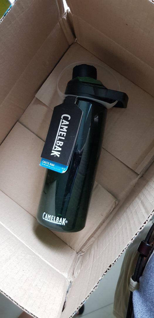 Một chiếc bình rất đẹp được đóng gói cẩu thả trong hộp carton của Tiki khiến nó lăn lóc trong hộp đó một cách tội nghiệp. Bình bị xước nhẹ bên ngoài và sản phẩm phủ một lớp bụi trắng trông thật giống lớp tuyết khiến người nhận cứ ngỡ đang mở bình ở bắc cực.