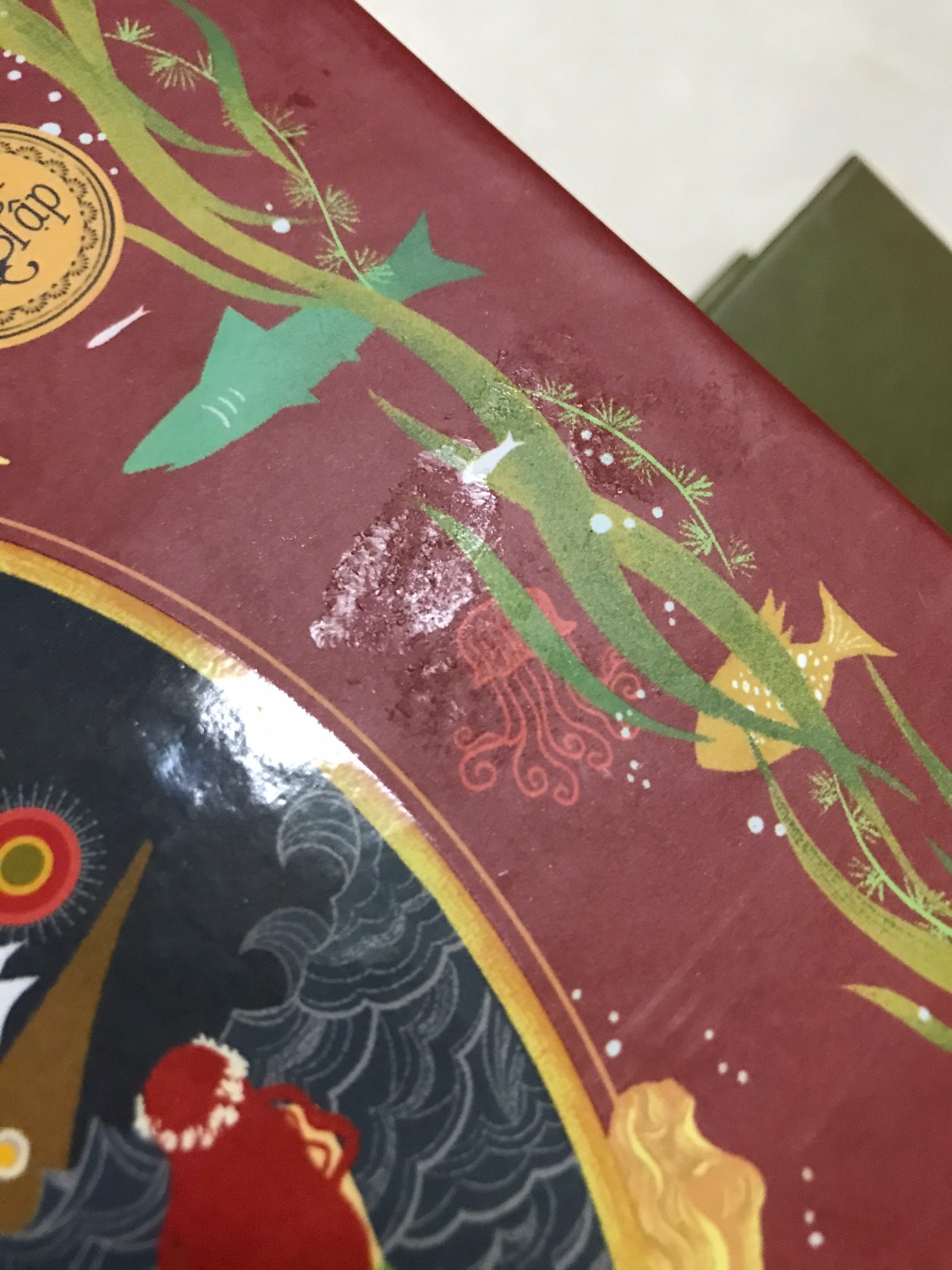 Tôi đã nhận được đơn hàng số 489920513. Sách được đóng gói trong hộp quá chật và để trần không có nylon xốp nổ bọc nên bị bẹp bìa. Bên cạnh đó, bìa sách cũng bị dính keo lem nhem. Đây là lần thứ 4 Tiki phải đổi lại đơn hàng có bộ sách này với cùng một lỗi hàng bị lỗi bẹp ở mức độ khác nhau trong quá trình vận chuyển do khâu đóng gói rất ẩu. Cách làm việc này vừa lãng phí nguồn lực của Tiki và vừa làm mất thời gian của khách hàng. Đã phản hồi thông tin cho bộ phận chăm sóc khách hàng của Tiki. Dường như mối liên kết giữa bộ phận chăm sóc khách hàng và bộ phận đóng gói có mối liên hệ hết sức mờ nhạt, nếu không nói cứ như thể chẳng liên quan gì đến nhau. Bộ phận chăm sóc khách hàng tiếp nhận thông tin xong thì bộ phận đóng gói vẫn giữ nguyên quy trình không thay đổi. Đây là bộ sách có nội dung rất hay nên đề nghị Tiki thu hồi sản phẩm lỗi và đổi bộ sách không bị lỗi. Cảm ơn Tiki.