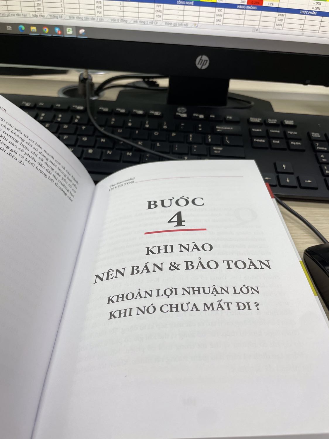 MUST HAVE - Rất đáng tiền luôn
Mình đã bỏ ra 1 tuần để đọc ngấu nghiến cuốn sách này, một cuốn sách rất tuyệt vời với nhiều bài học rất đáng giá.
Sau đợt giảm mạnh của thị trường trong giai đoạn tháng 4/2022, *** mình bị lỗ khá nặng, và khi đọc cuốn sách này, mình vỡ ra rất nhiều điều bổ ích. Nhiều bài học, từ cách phân tích thị trường, lựa chọn cổ phiếu, điểm mua, điểm bán và quan trọng nhất là cách quản trị danh mục….  Hy vọng đọc xong & thực hành tốt theo các nội dung trong sách, kết quả đầu tư của mình sẽ được cải thiện. Cảm ơn team dịch & đơn vị phát hành.
