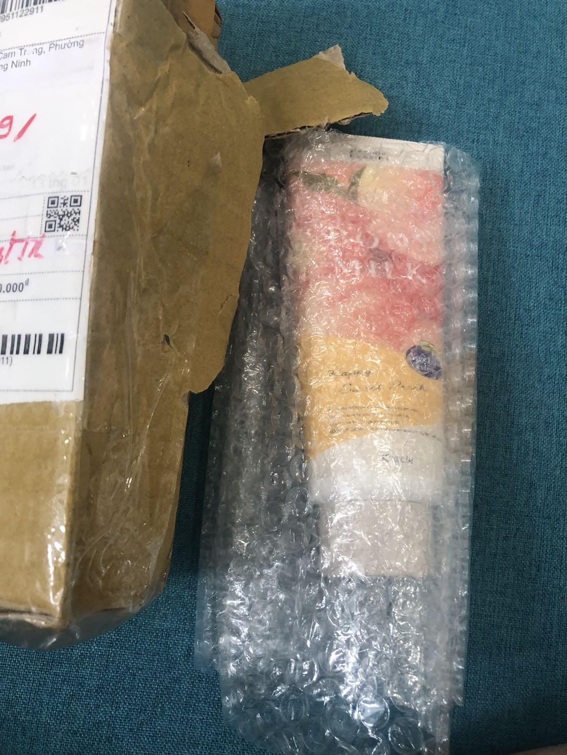 Anh mua 2 hộp, trả tiền 2 hộp, em gửi cho anh có 1 hộp em ơi