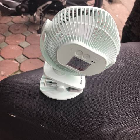 To hơn chút so với các dòng quạt mini cầm tay khác. Chạy mức 1 mát riu riu dễ chịu. Mức 3 mát lạnh luôn. Có cả đèn để bàn làm việc hợp lý.