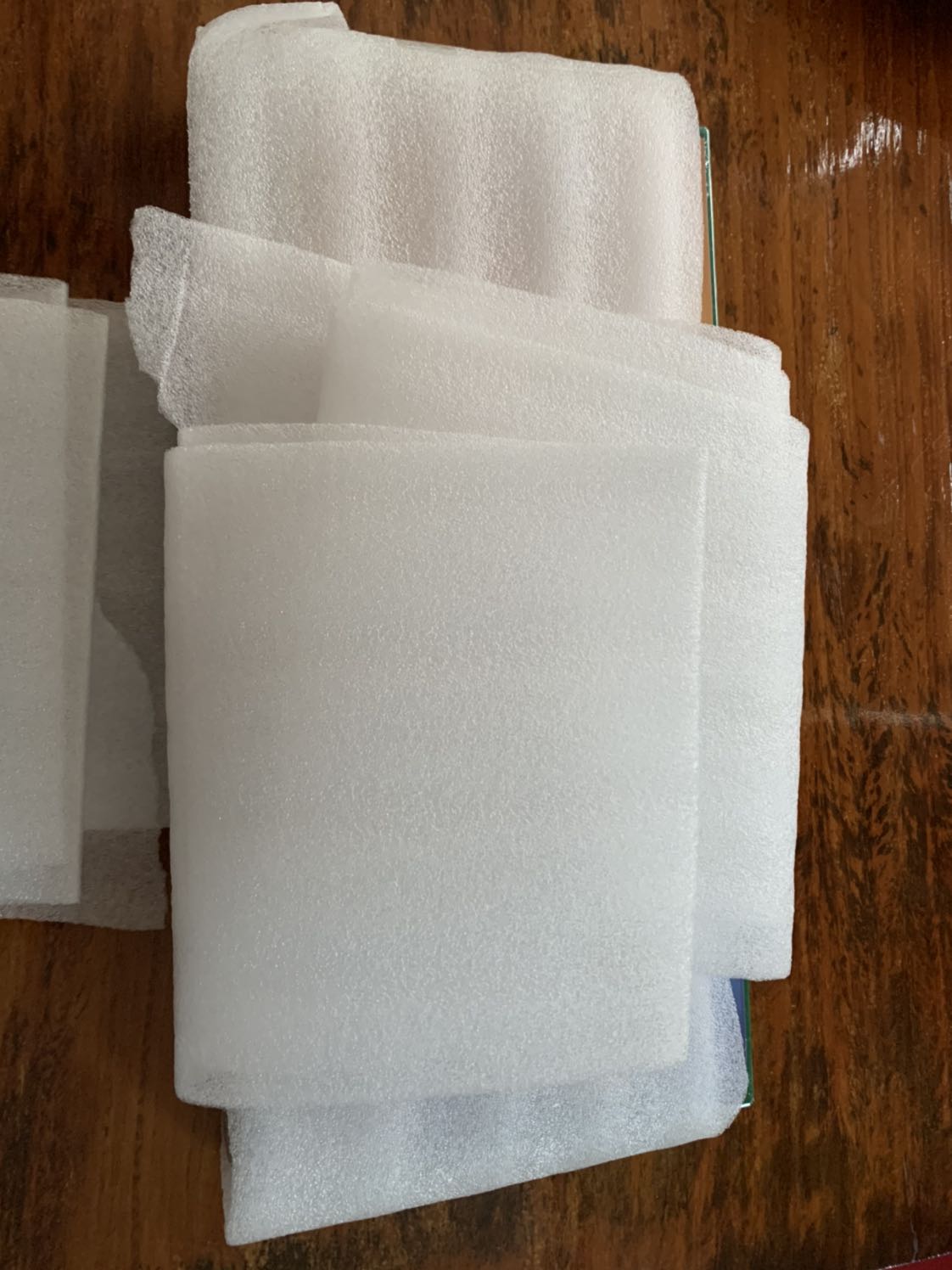 Fahasa dong goi sp de van chuyen rat can than.
Chat luong sp tuong doi .
Ban co va con ngua chac chan nhung chuong ngua qua nho so voi con ngua .
*** con ngua khong duoc dong goi nen dan den bi  vỡ va trầy xước trong qua trinh van chuyen.